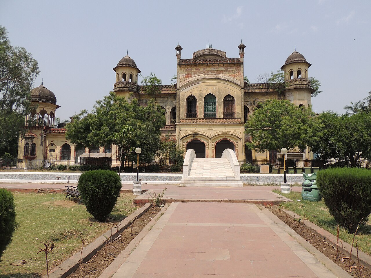 पंजाबी ताल को बजाने में इस्तेमाल होने वाला ढोलक।