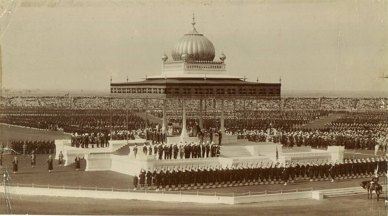 दिल्ली दरबार, दिसंबर 1911 — राजा जॉर्ज पंचम और महारानी मैरी; इसी दरबार में जानकी बाई ने राजकुमारों के सामने गायन किया था