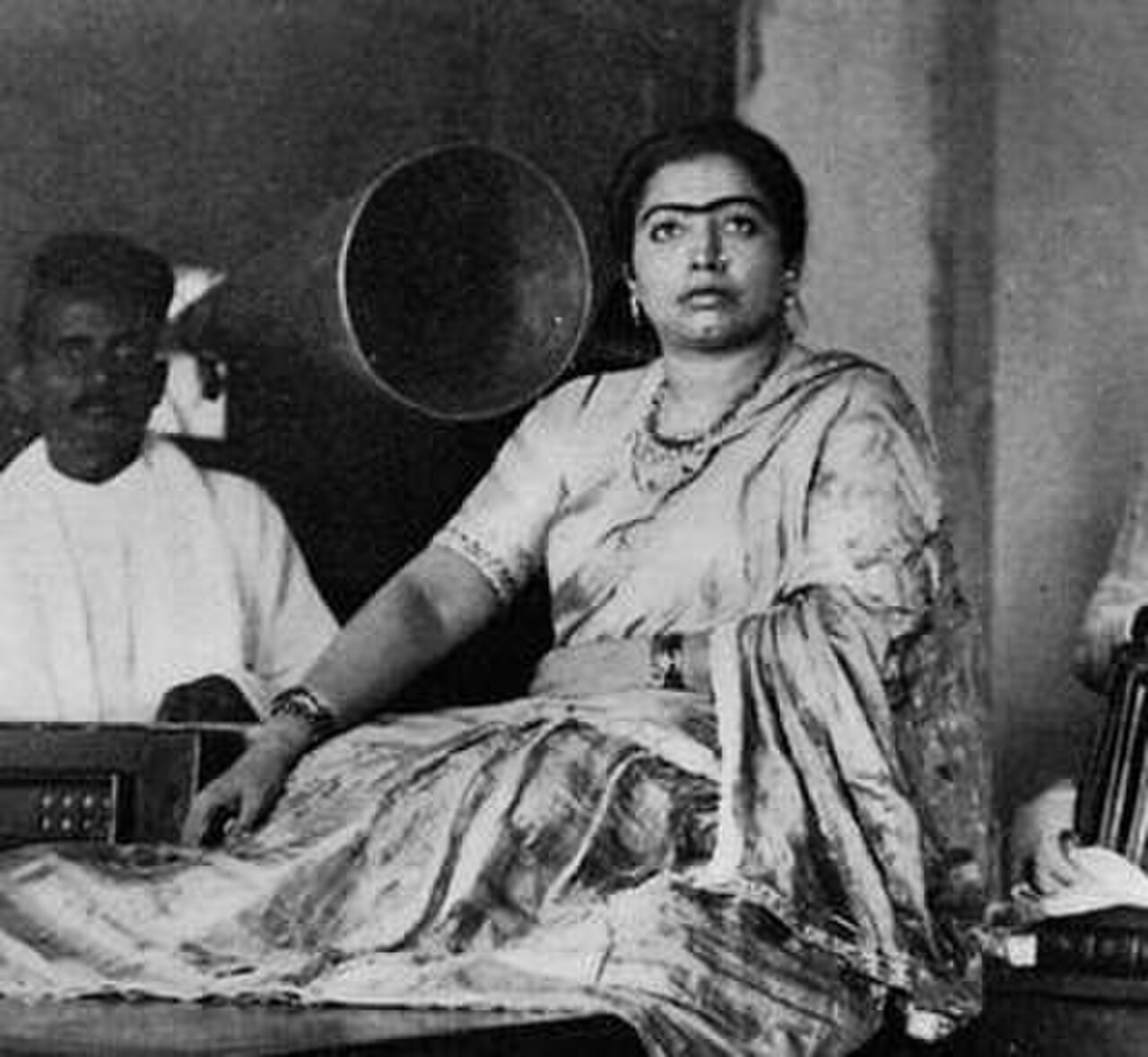 गौहर जान (1873–1930) — रिकॉर्डिंग की रानी, जिन्होंने 1908 तक 600 से अधिक ग्रामोफ़ोन रिकॉर्ड बना लिए थे।