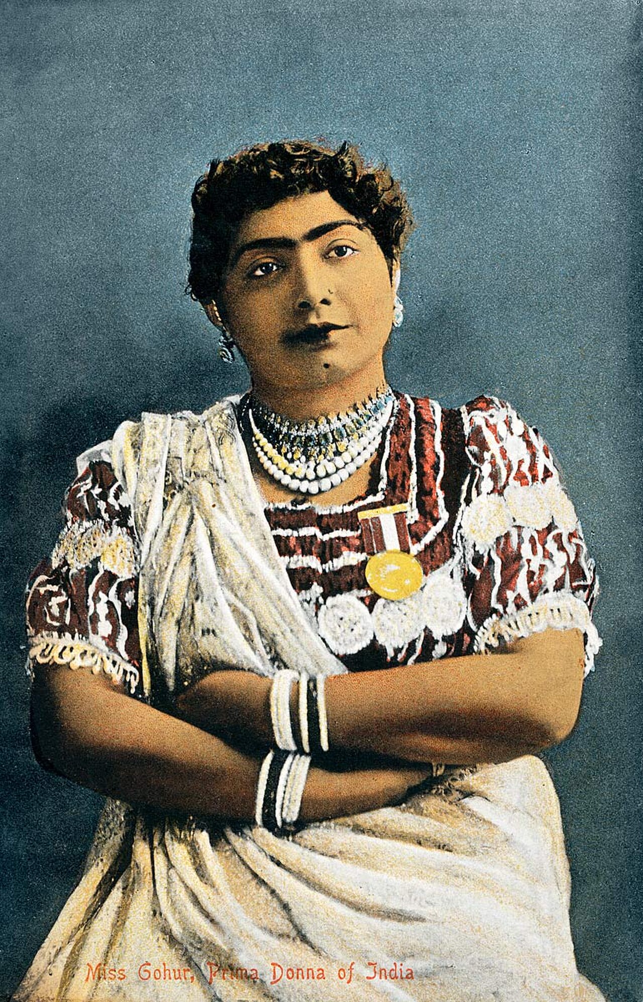 गौहर जान (लगभग 1873–1930), 1905 की ग्रामोफ़ोन-बेका प्रतिस्पर्धा का फ़ायदा उठाकर बेहतर शुल्क और रॉयल्टी की माँग करने वाली पहली प्रमुख कलाकार — पोस्टकार्ड चित्र, लगभग 1910।