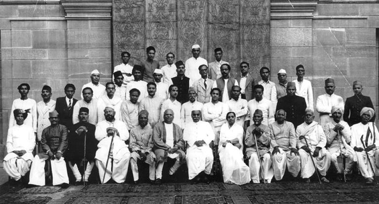 स्वतंत्रता के बाद पहले संगीत सम्मेलन में एकत्रित भारतीय शास्त्रीय संगीतकार (1948) — रवि शंकर, अली अक्बर खान, बिस्मिल्लाह खान और अलाउद्दीन खान सहित, 1902–1910 के ग्रामोफ़ोन सत्रों की विरासत के उत्तराधिकारी।
