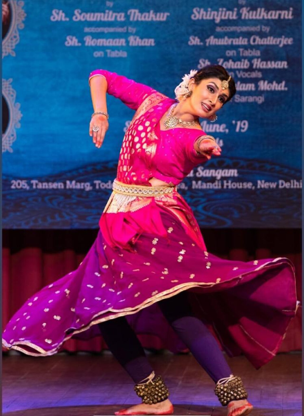 कथक नृत्यांगना प्रदर्शन में — उत्तर भारत की कथा-नृत्य परंपरा जो तीव्र भावनात्मक परिवर्तनों से नवरस व्यक्त करती है