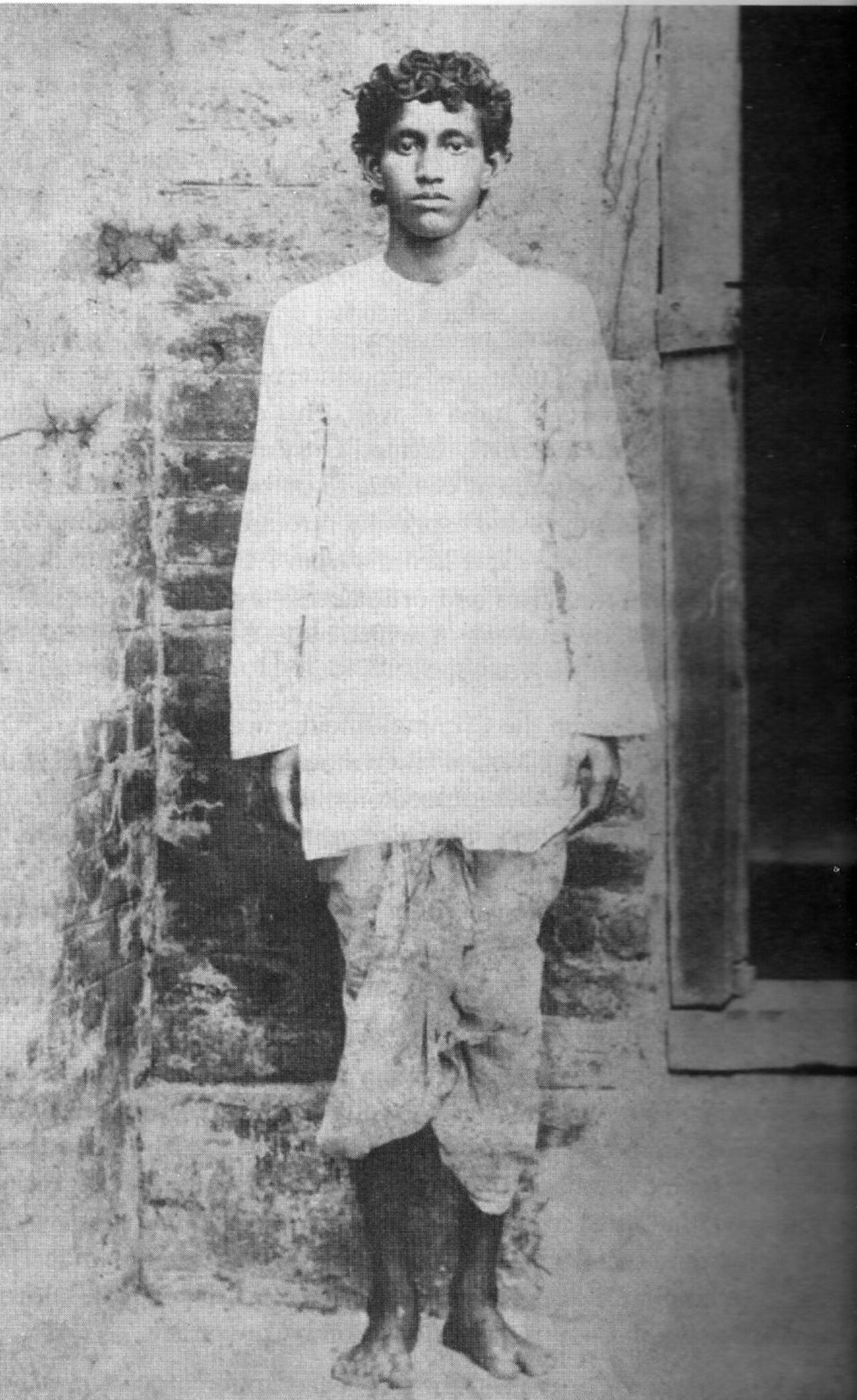 खुदीराम बोस, 1905 — युवा बंगाली क्रांतिकारी जिनकी 1908 में गिरफ्तारी और फाँसी राष्ट्रवादी भावना का प्रतीक बन गई, जिसे संगीतकारों ने कूट रूप में व्यक्त किया