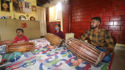 एक सुंदर मृदंगम, मिट्टी से बना, दोनों झिल्लियों के साथ, जिसमें दायीं ओर सफ़ेद शील पेस्ट दिख रहा है