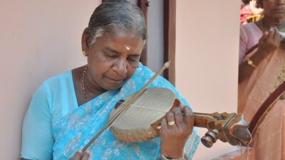जलतरंग - पानी से भरे मिट्टी के प्याले, हिंदुस्तानी संगीत में उपयोग किए जाते हैं।