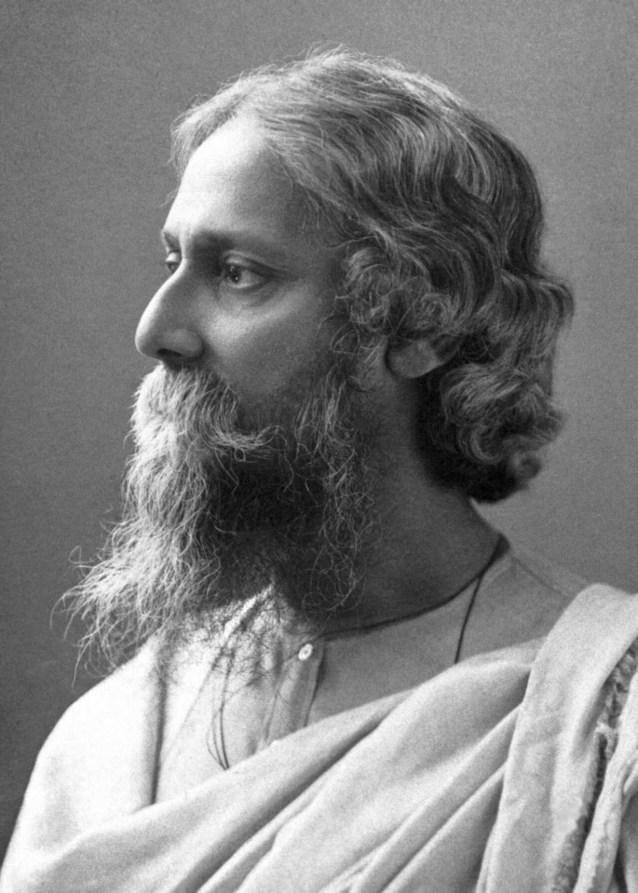 रवीन्द्रनाथ टैगोर, कलकत्ता, 1909 — उसी वर्ष जब उन्होंने अपनी रवीन्द्र संगीत रचनाएँ ग्रामोफ़ोन पर रिकॉर्ड कीं और इस माध्यम को मनोरंजन से सांस्कृतिक संस्था में बदल दिया।