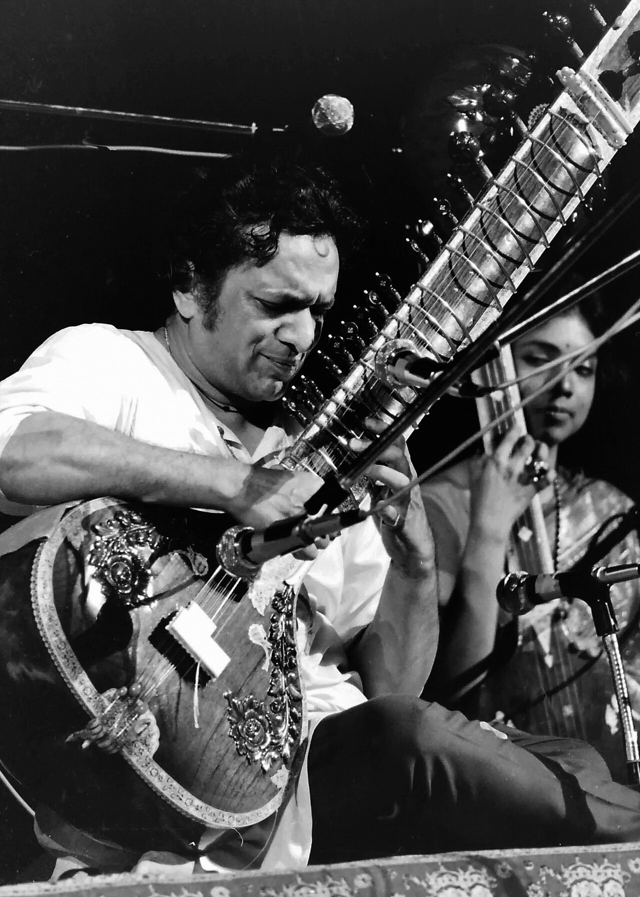 रवि शंकर वुडस्टॉक (अगस्त 1969) में सितार बजाते हुए — वह कलाकार जो राग यमन को 'एक मेलोडिक मुस्कान' में बदल सकते थे, राग की भावनात्मक वास्तुकला के भीतर जानबूझकर व्याख्या के ज़रिए