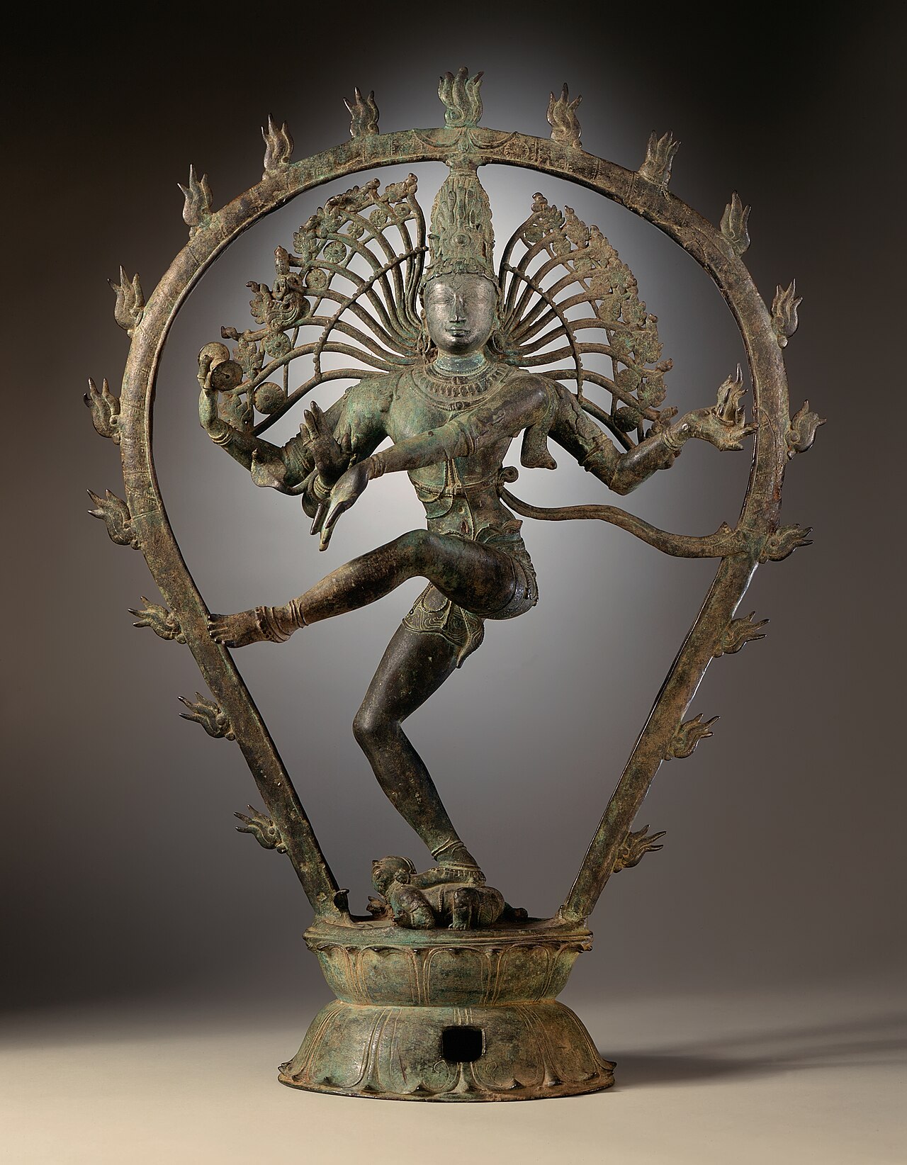 नटराज — नृत्य के स्वामी शिव, चोल वंश का कांस्य (लगभग 950–1000 ई., LACMA)। नटराज नाट्य शास्त्र और नवरस के अधिदेवता हैं; यह प्रतिष्ठित मूर्ति उस ब्रह्मांडीय नृत्य का प्रतीक है जिसे भरत मुनि ने सभी भारतीय कला का आधार बताया