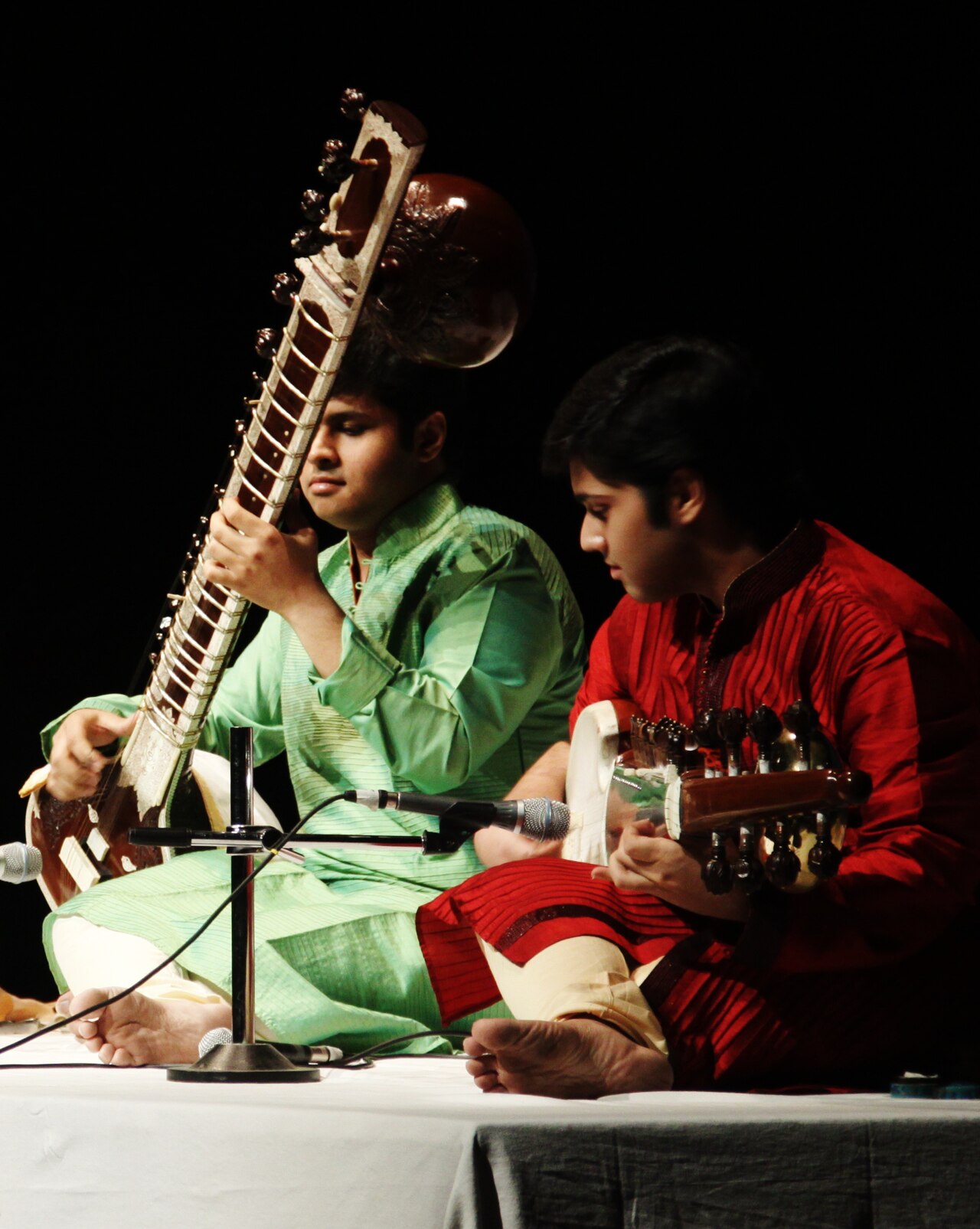 सितार और सारोद की जुगलबंदी — भारत की सबसे प्रसिद्ध शास्त्रीय युगल-परंपरा के दो प्रमुख वाद्य यंत्र, मैहर घराने की परंपरा में।