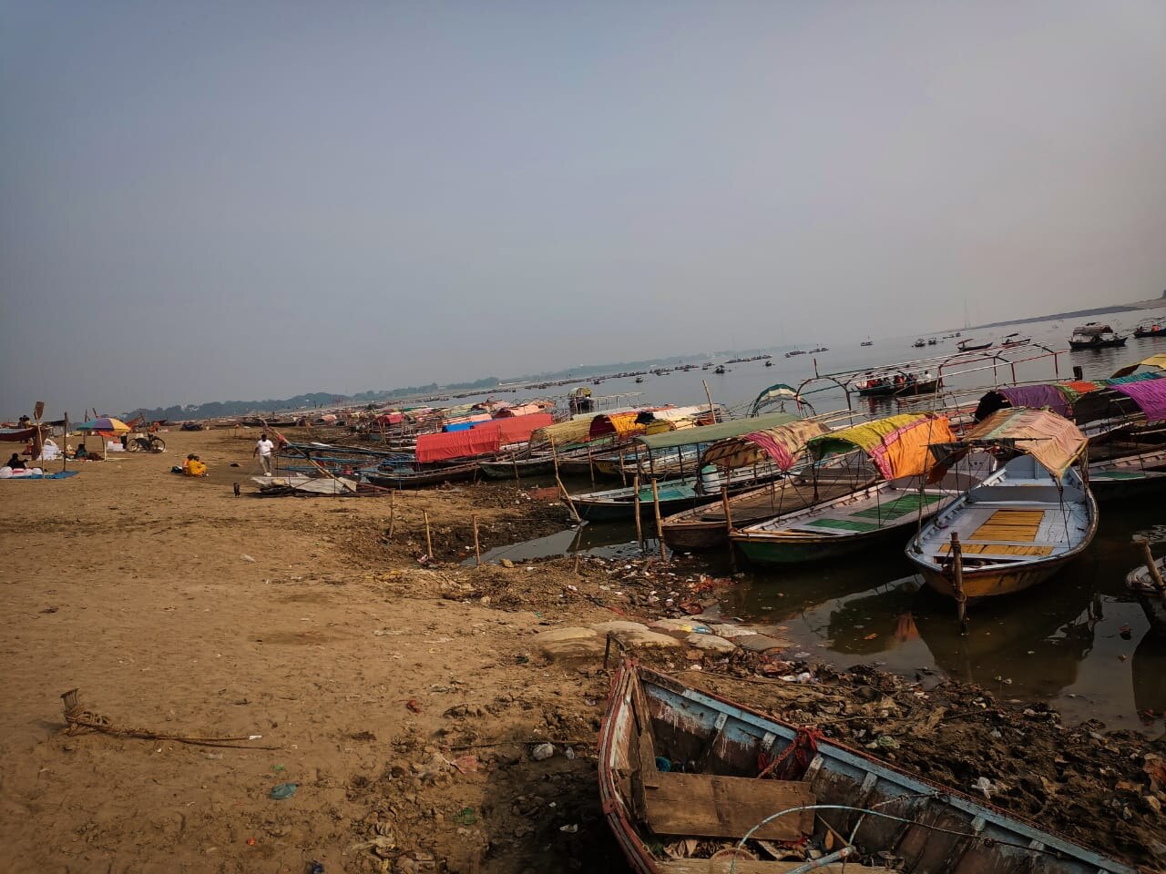 प्रयागराज में त्रिवेणी संगम — गंगा और यमुना नदियों का मिलन, गंगा-जमुनी तहज़ीब का प्रतीक