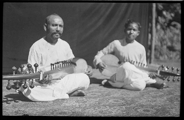 उस्ताद अलाउद्दीन खान और युवा अली अक्बर खान (1933) — वे सारोद-उस्ताद जिन्होंने रवि शंकर के साथ सबसे प्रतिष्ठित जुगलबंदी जोड़ी बनाई, दोनों ने मैहर में अलाउद्दीन खान के अधीन प्रशिक्षण लिया था।