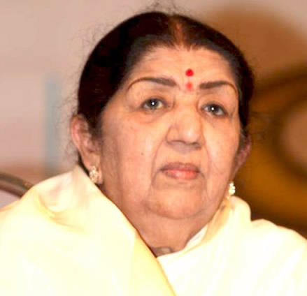 लता मंगेशकर अपने जन्मदिन संगीत समारोह में, 2011 — बॉलीवुड के स्वर्ण युग की परिभाषक आवाज़ जिनका शास्त्रीय प्रशिक्षण फिल्मी गीतों में मीड़, गमक और राग-भाव की छाप छोड़ता था