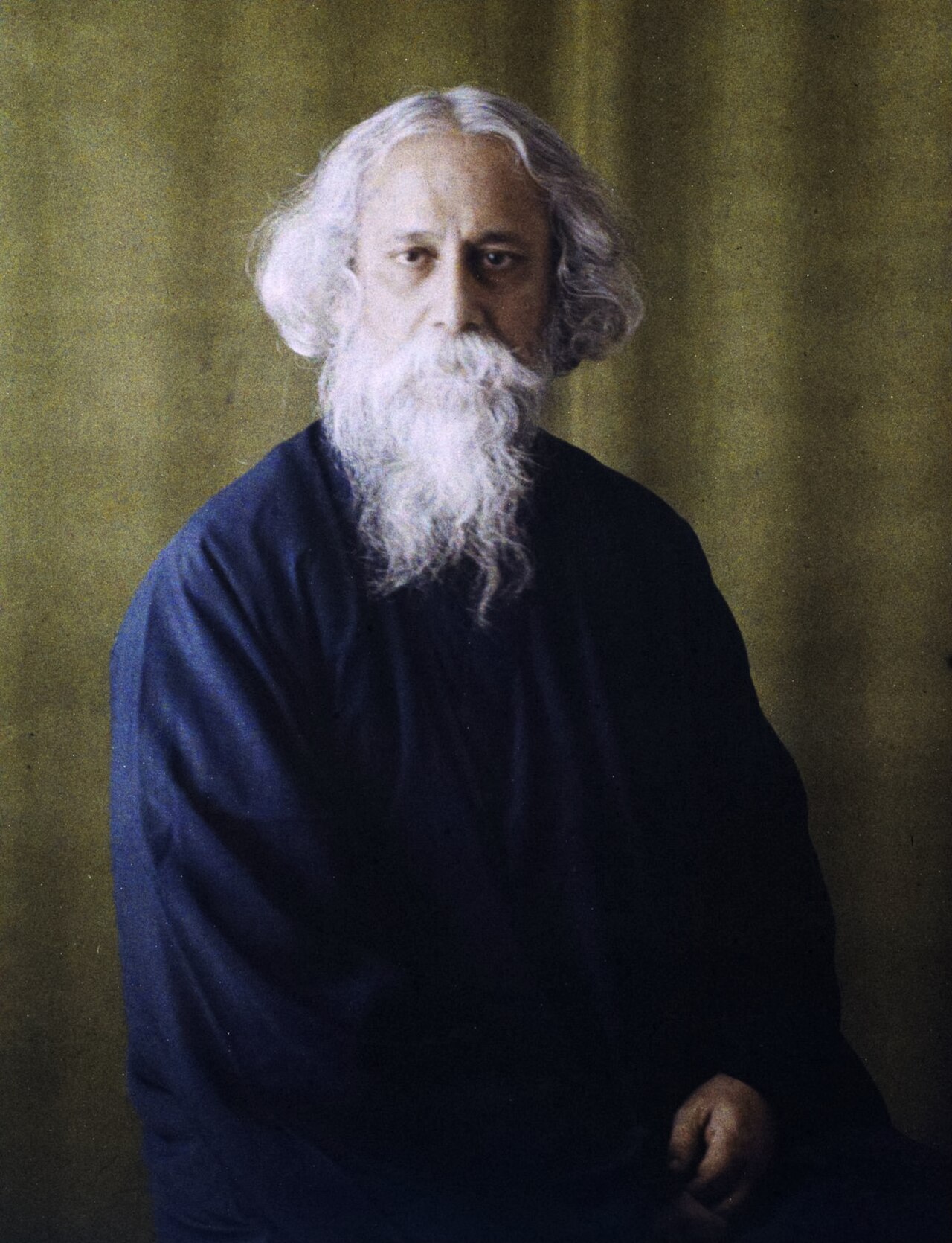 रवीन्द्रनाथ टैगोर, 1926 में — साहित्य के नोबेल (नवंबर 1913) के तीन वर्ष बाद, जिससे रवीन्द्र संगीत ग्रामोफ़ोन-कैटलॉग का स्थायी स्तंभ बन गया