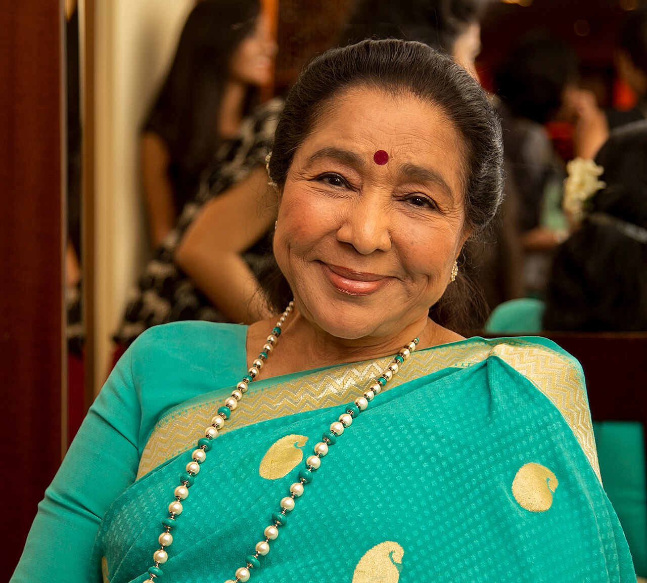 आशा भोसले — वह आवाज़ जिसे ओ.पी. नय्यर ने लता से ऊपर रखा। 'बाप रे बाप' (1955) से शुरू हुई साझेदारी ने उन्हें हिंदी सिनेमा का दूसरा ध्रुव बनाया।