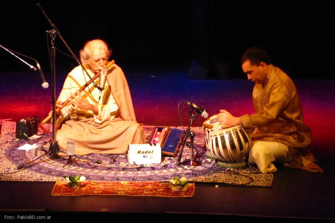 बाँसुरी और तबले के साथ एक हिंदुस्तानी शास्त्रीय संगीत प्रस्तुति — वह विशिष्ट संगीत-सभा जहाँ एक गायक या वादक तीनताल की चौखट में अपनी रचनाएँ प्रस्तुत करता है।