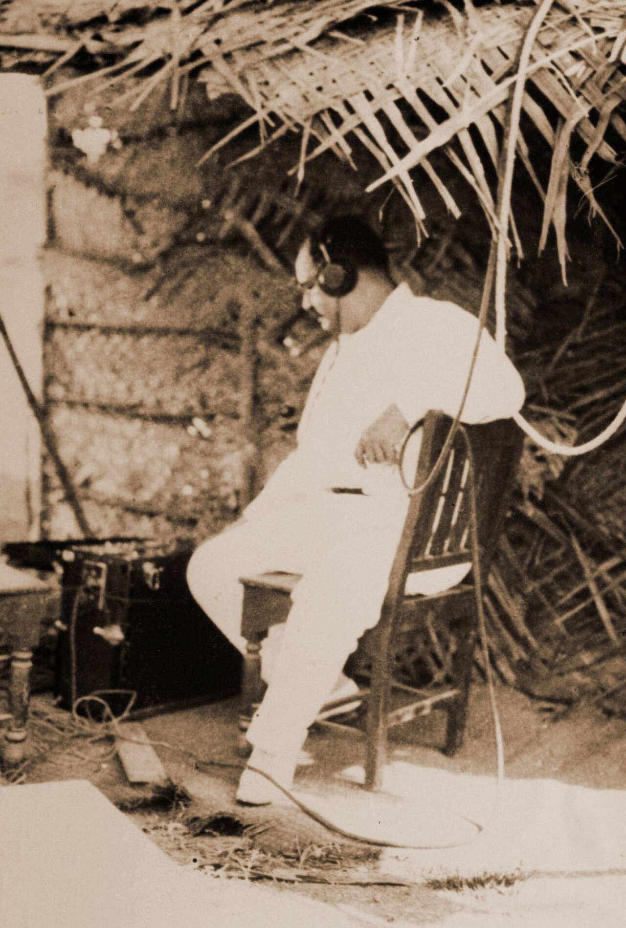 अर्देशिर ईरानी 'आलम आरा' (1931) की रिकॉर्डिंग के दौरान — वह व्यक्ति जिनकी इम्पीरियल फ़िल्म कंपनी ने टॉकी क्रांति की चिंगारी जलाई, और 1932 तक भारत के हर बड़े स्टूडियो को सवाक् सिनेमा की ओर मोड़ दिया