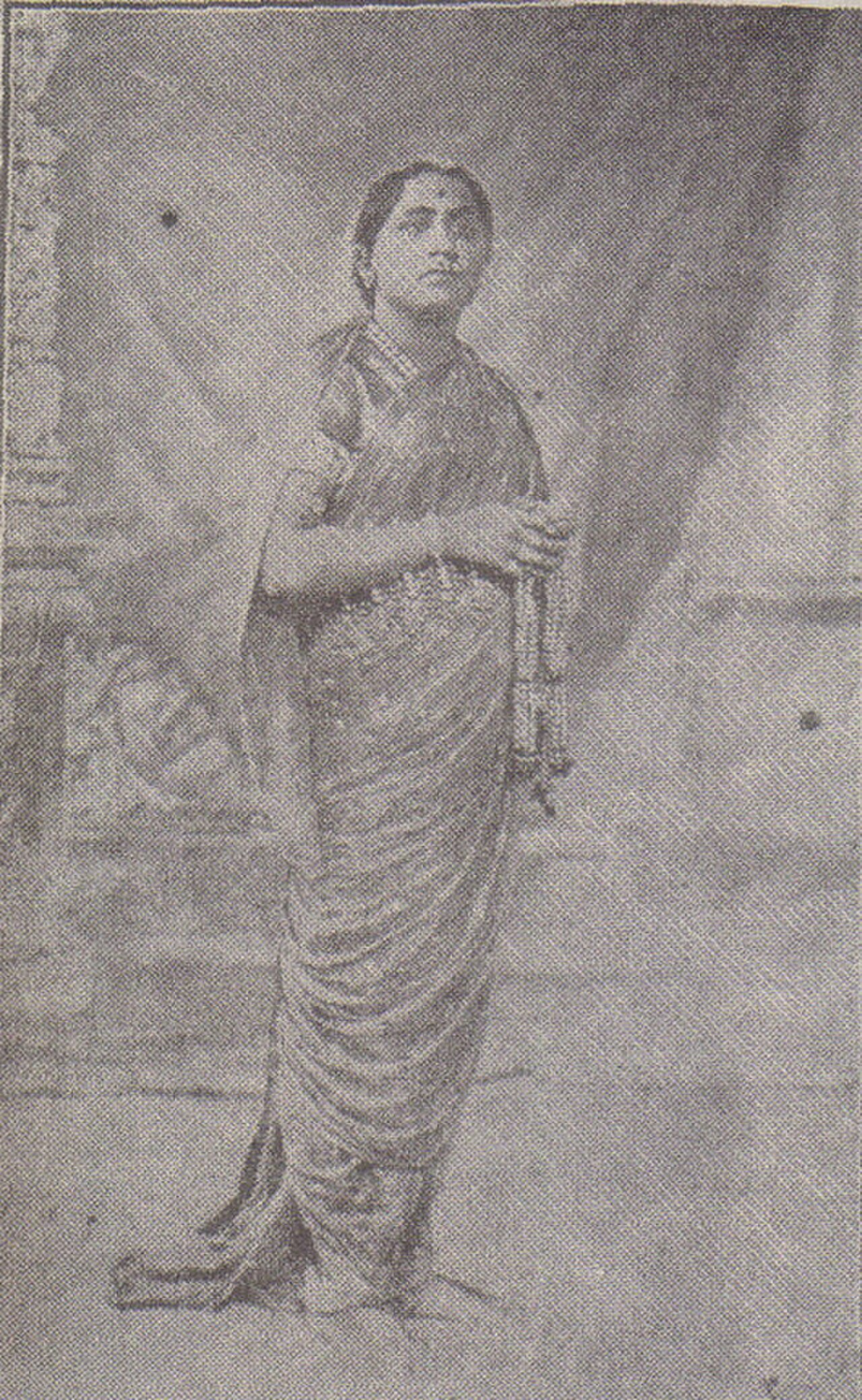 बाल गंधर्व (नारायण राजहंस), किंवदंती मराठी मंच-कलाकार, जिन्होंने 'संगीत स्वयंवर' (1916) में रुक्मिणी की भूमिका निभाई और ख़याल-आधारित बंदिशों को आम जनता तक पहुँचाकर भारतीय लोकप्रिय संगीत को नया आकार दिया।