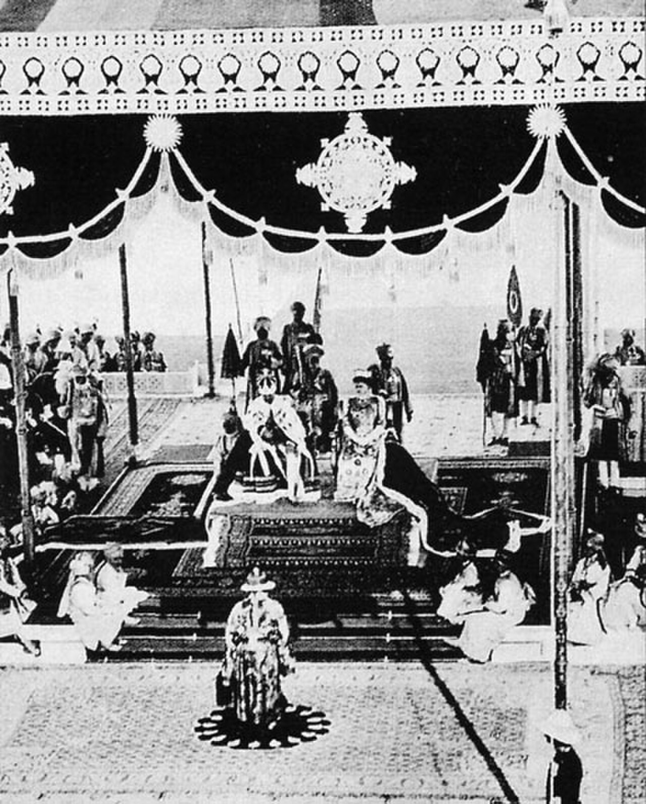 12 दिसंबर 1911 को दिल्ली दरबार में सम्राट जॉर्ज पंचम की ताजपोशी — वह राजकीय समारोह जहाँ गौहर जान और जानकी बाई ने अपनी मुबारकबादी पेश की