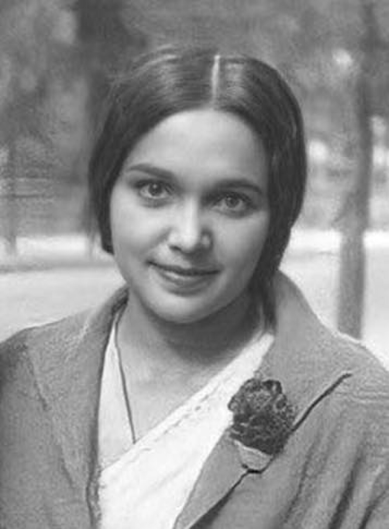 मई 1931 में बर्लिन में खींची गई देविका रानी की तस्वीर — 1939 तक वे बॉम्बे टॉकीज़ की प्रमुख अभिनेत्री थीं और फ़्रांज़ ओस्टेन की 'दुर्गा' में शीर्षक भूमिका निभाई