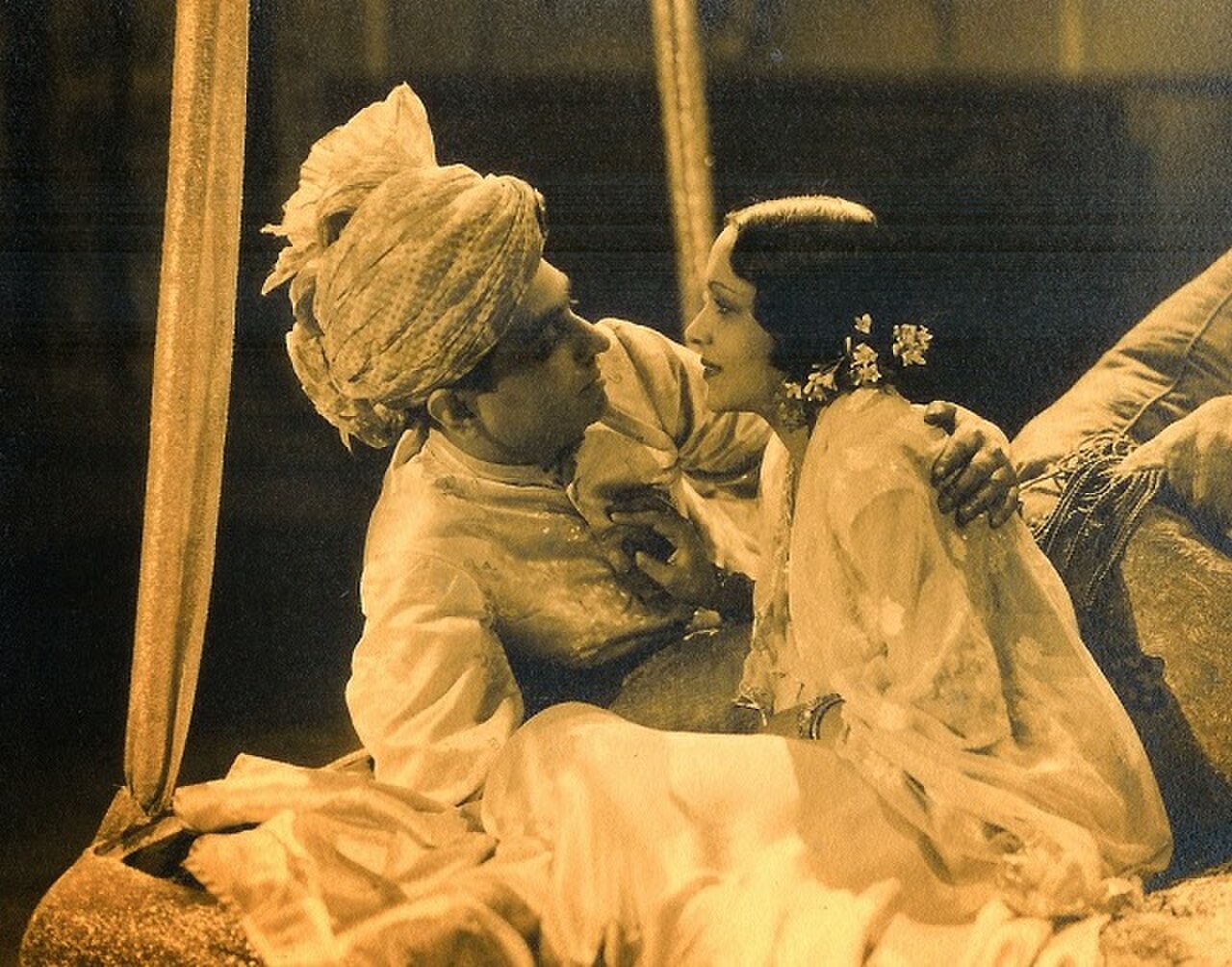 देविका रानी और हिमांशु राय — 'कर्मा' (1933) में; वह इंडो-ब्रिटिश द्विभाषी फ़िल्म जिसने भारतीय सिनेमा को उसका पहला अंग्रेज़ी गीत और उसका सबसे चर्चित परदे का चुंबन दिया