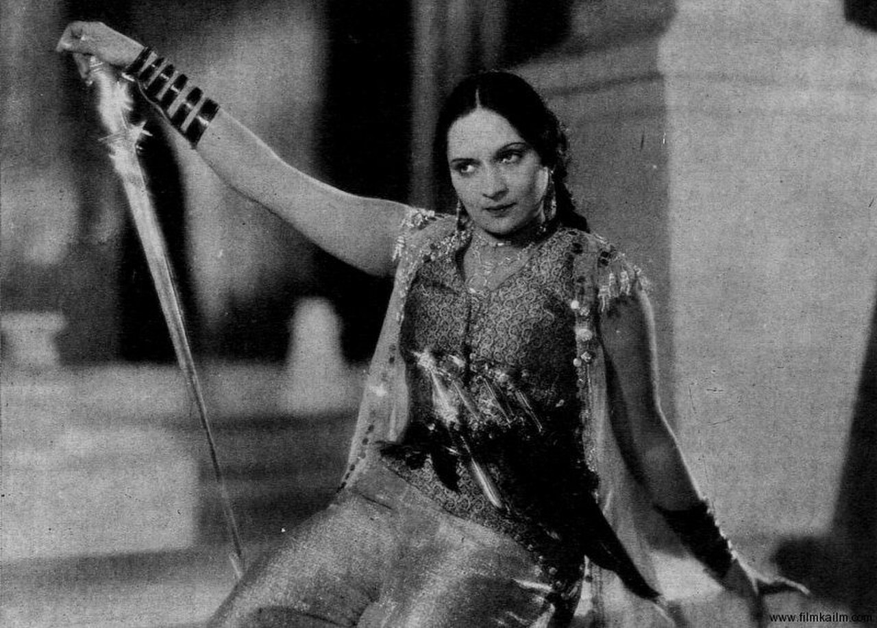 अमर ज्योति (1936) में रानी सौदामिनी के रूप में दुर्गा खोटे — वह समुद्री-डाकू विद्रोहिणी जो पुरुष-प्रधान राज्य के विरुद्ध युद्ध छेड़ देती है; उनके करियर की सबसे यादगार भूमिकाओं में से एक