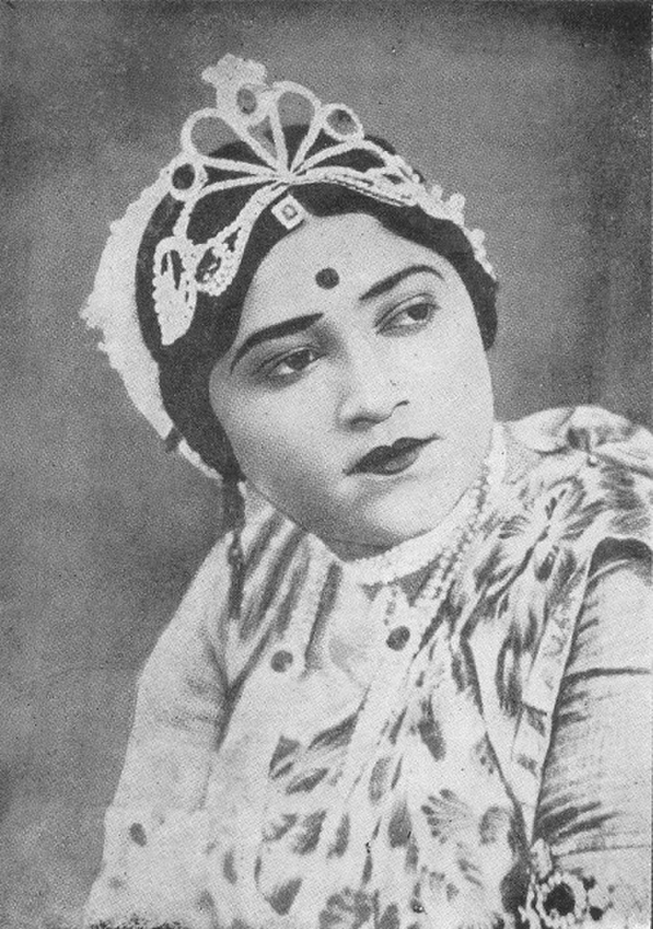 गोहर मामाजीवाला, लगभग 1935 — रणजीत मूवीटोन की प्रमुख अभिनेत्री, जिन्होंने 1927 की मूक मूल और 1934 की बोलती रीमेक दोनों में गुणसुंदरी की भूमिका निभाई — हिंदी सिनेमा की नई सामाजिक फ़िल्म के केंद्र में उपेक्षित किंतु अडिग पत्नी का प्रतीक