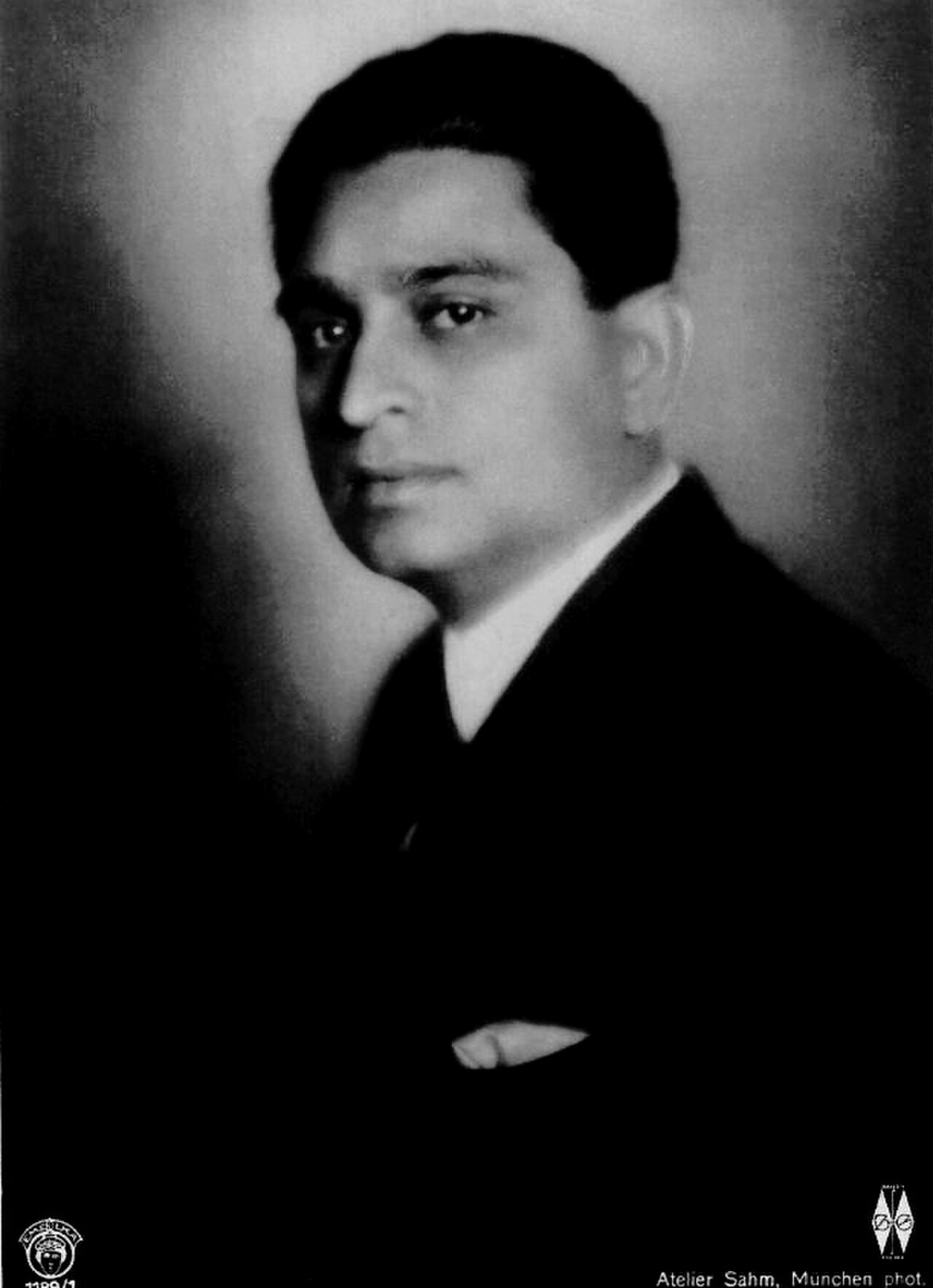 हिमांशु राय (लगभग 1927) — बैरिस्टर, अभिनेता-निर्माता, और वह दूरद्रष्टा जिन्होंने 1934 में मालाड में बॉम्बे टॉकीज़ लिमिटेड की स्थापना की। लंदन और जर्मनी की एमेल्का फ़िल्म कंपनी में प्रशिक्षित, वे यूरोपीय निर्माण-अनुशासन को भारतीय सिनेमा में लेकर आए।