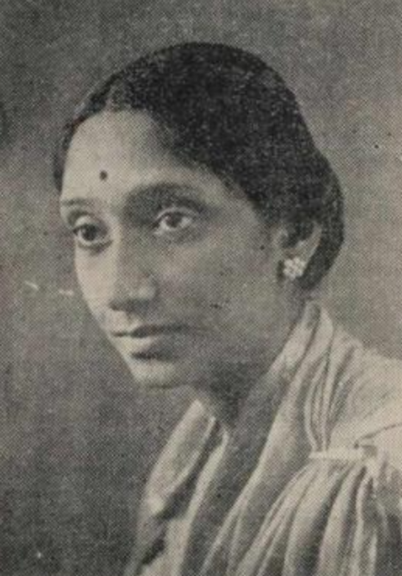 हीराबाई बड़ोदेकर, 1937 — किराना घराने की गायिका जिन्होंने 1922 के आसपास सार्वजनिक जलसे में गाकर 'भले घरों' की स्त्रियों के लिए मंच का द्वार खोला