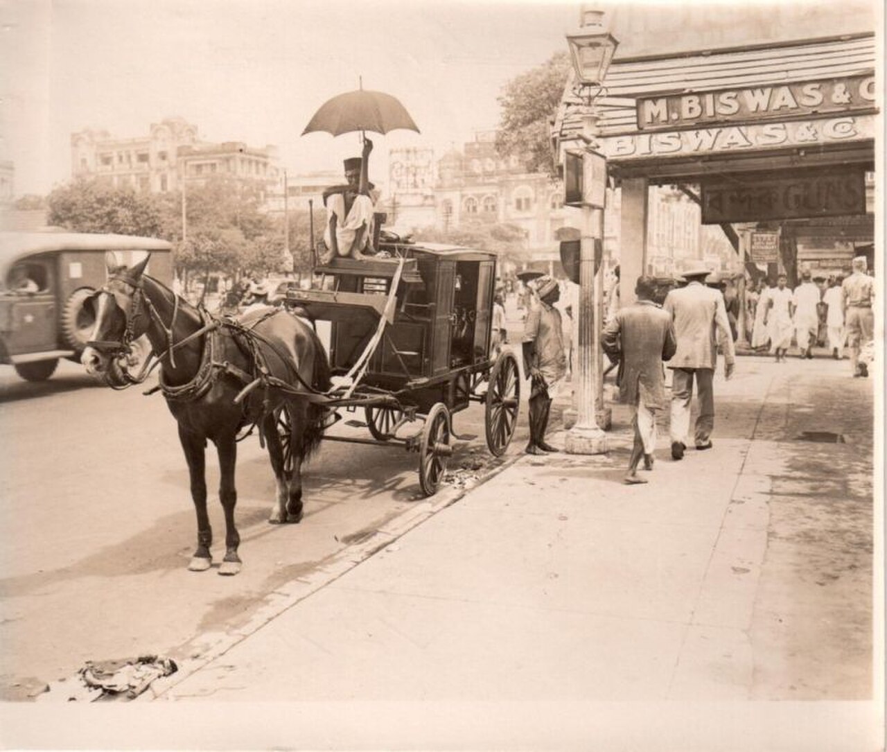 1940 के दशक में कोलकाता की सड़क पर घोड़ागाड़ी