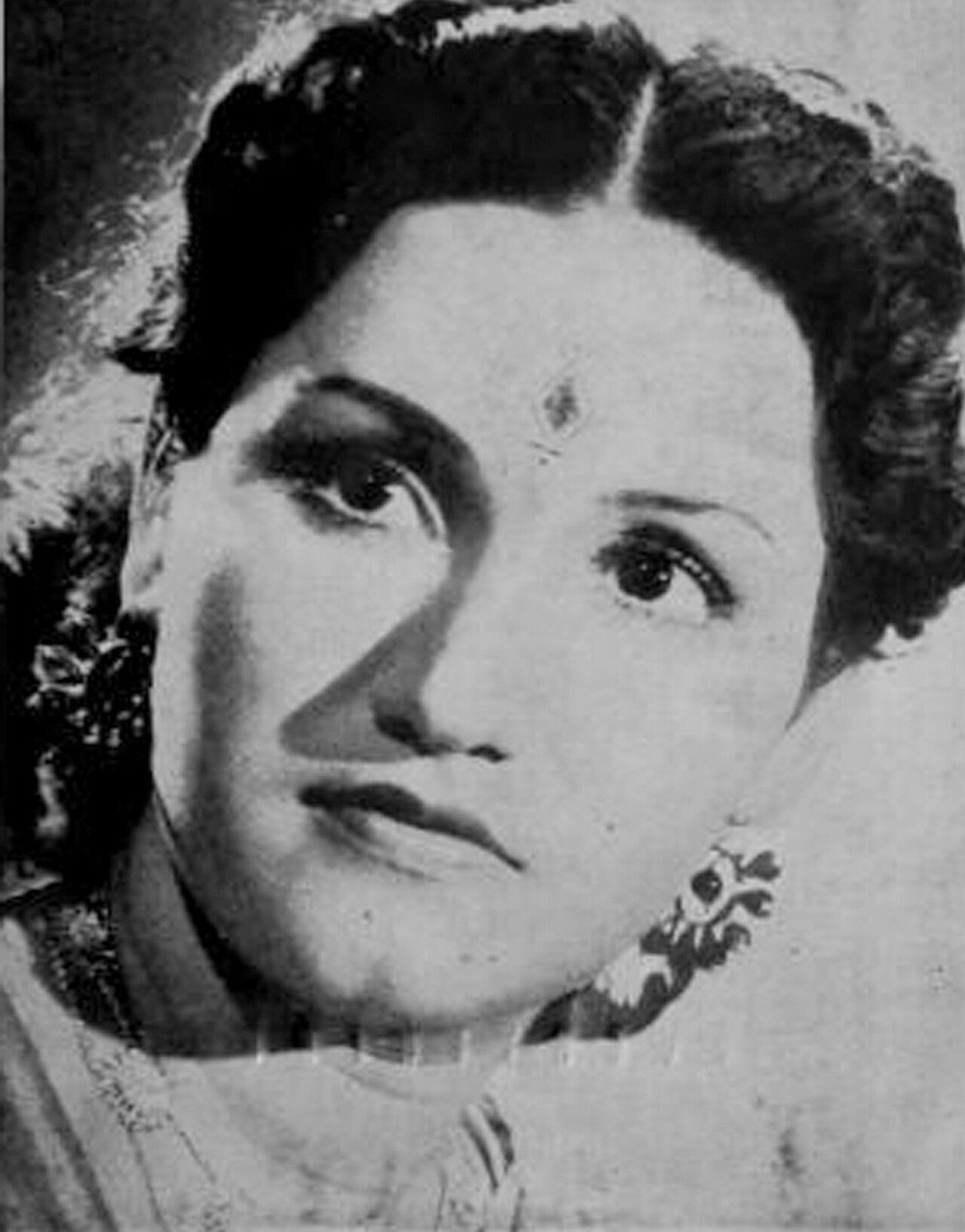 नूर जहाँ की 1946 की तस्वीर (FilmIndia से) — 'सिकंदर' (1941) में अपनी शुरुआत के महज़ पाँच साल बाद, जब वह हिंदी सिनेमा की अग्रणी गायिका-अभिनेत्री बन चुकी थीं।