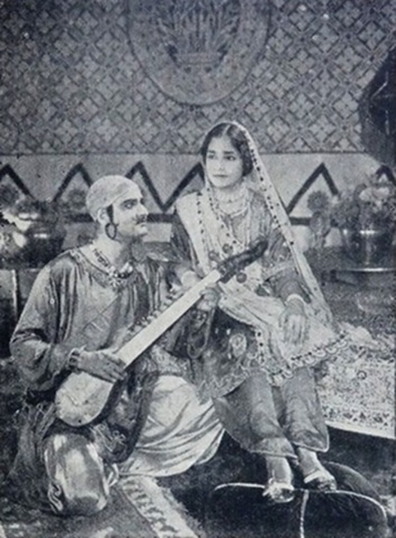 कारवान-ए-हयात का बचा हुआ एक दृश्य — के.एल. सहगल और टी.आर. राजकुमारी, न्यू थिएटर्स में बनी और प्रेमांकुर आतोर्थी द्वारा निर्देशित फ़िल्म से