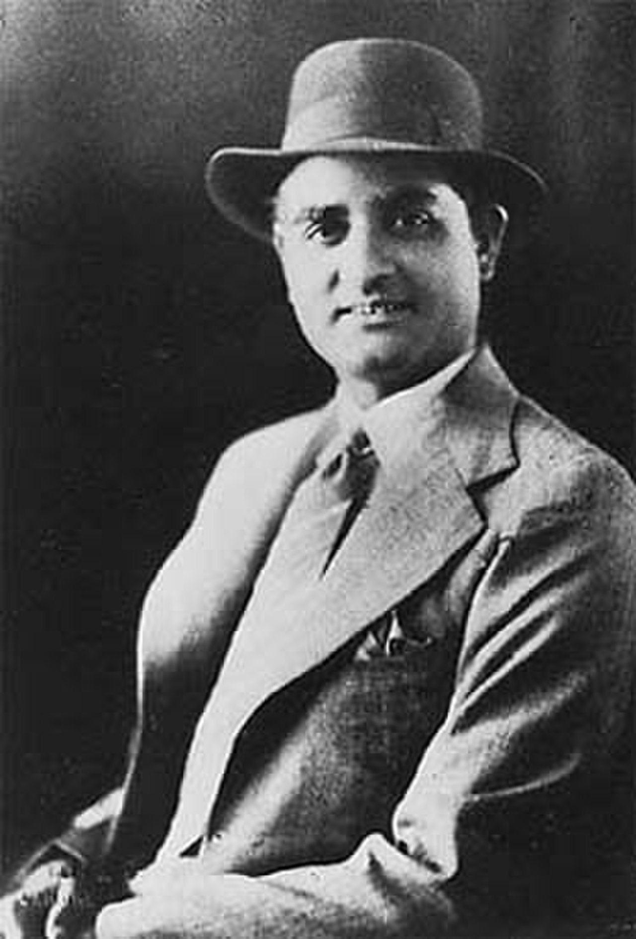 के.एल. सैगल — चंदीदास (1934) की आवाज़, जिनकी 15वीं सदी के वैष्णव कवि-संत की भूमिका ने न्यू थिएटर्स को पहली बड़ी हिंदी सफलता दी और उन्हें किंवदंती की राह पर डाला
