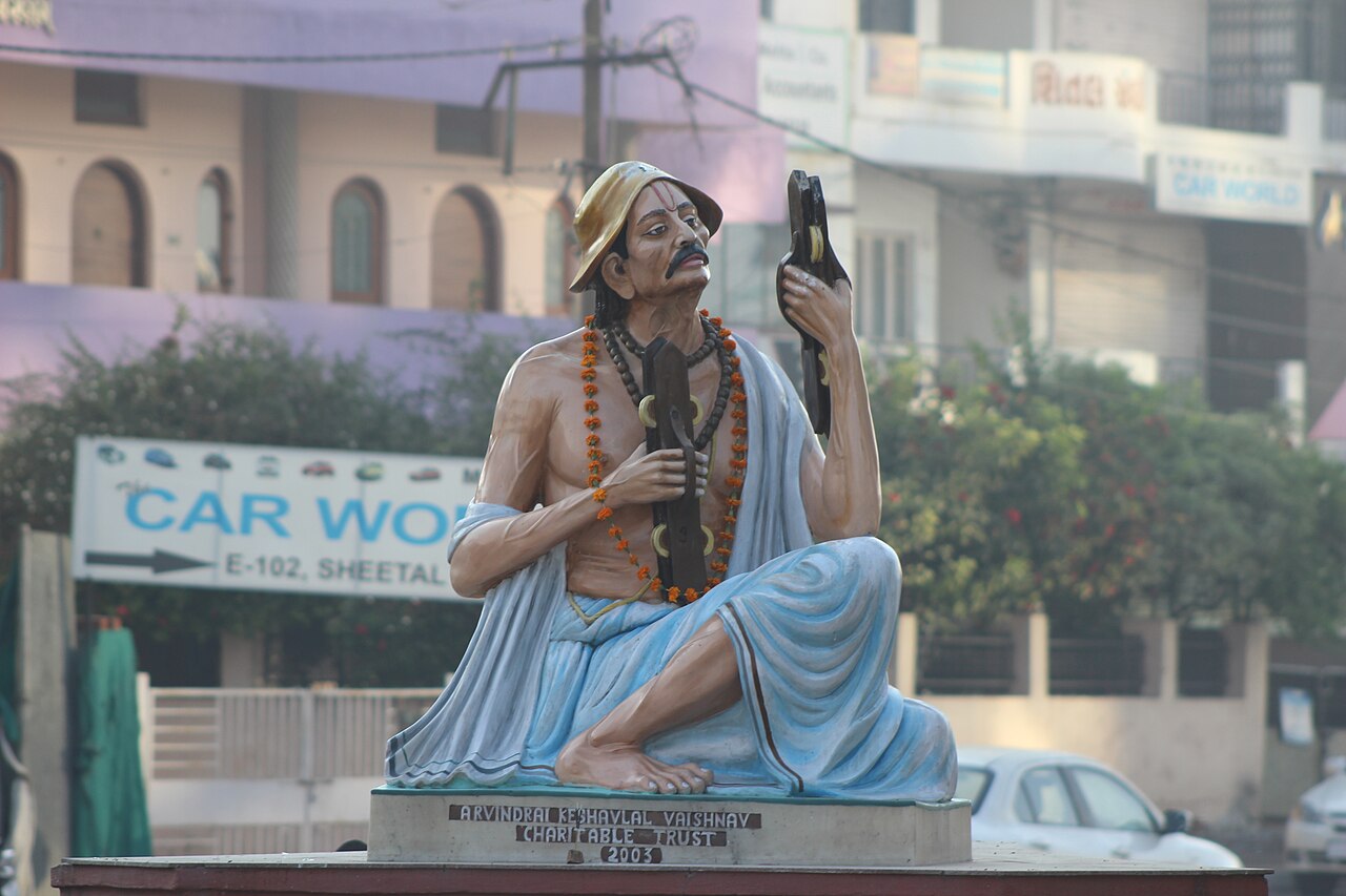 पंद्रहवीं सदी के गुजराती कवि-संत नरसिंह मेहता की प्रतिमा, जिनके जीवन को प्रकाश पिक्चर्स की 'नरसी भगत' (1940) ने परदे पर उतारा, और जिनके भजन 'वैष्णव जन तो तेने कहिये' को फ़िल्म ने दर्शकों तक पहुँचाया