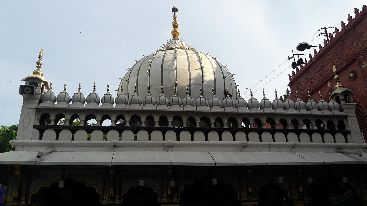 निज़ामुद्दीन दरगाह, दिल्ली — सूफ़ी संत ख्वाजा निज़ामुद्दीन औलिया का मक़बरा जहाँ क़व्वाली की महफ़िल होती है; अमीर ख़ुसरो यहीं दफ़न हैं