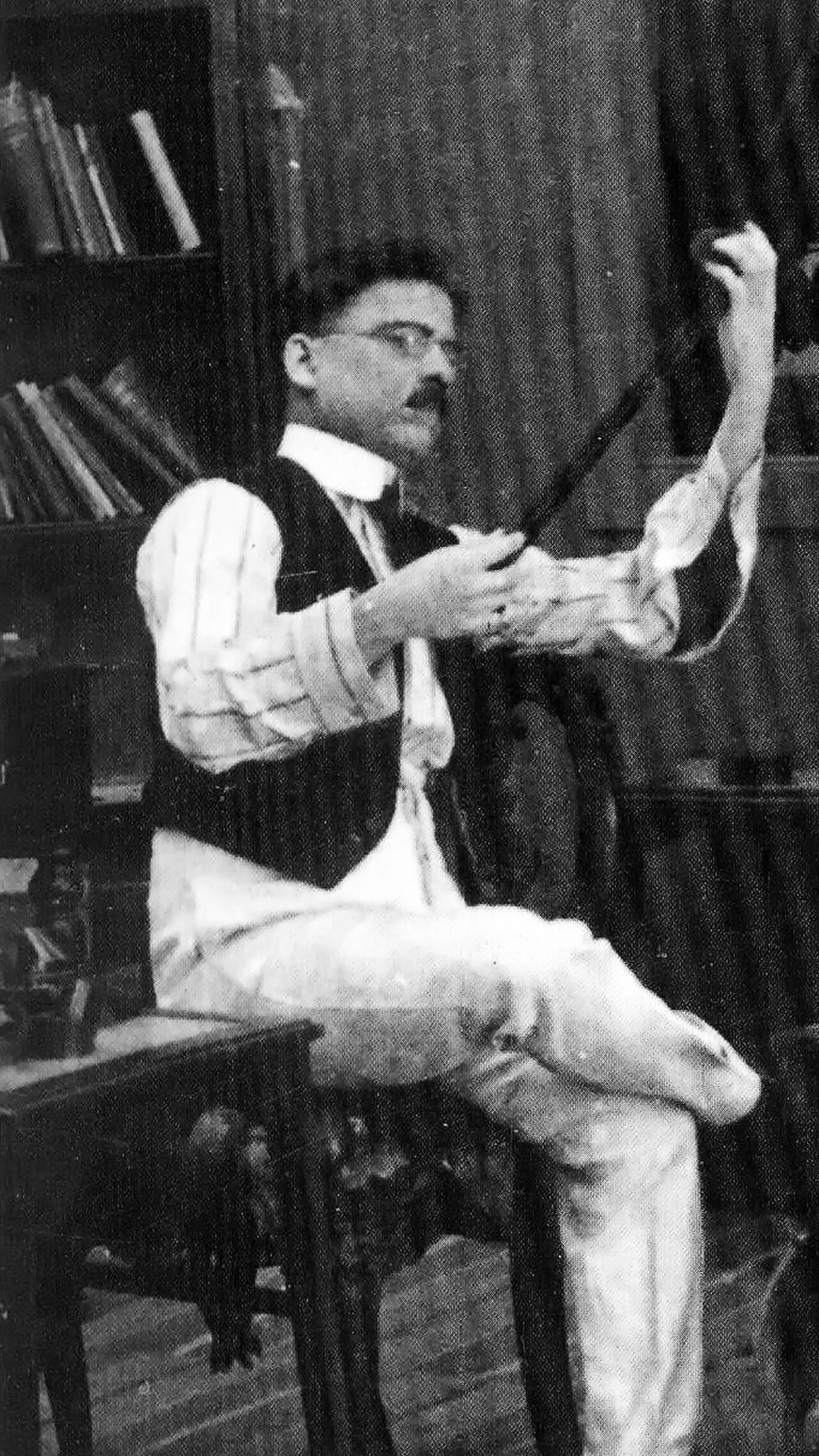 दादासाहेब फालके — भारतीय सिनेमा के जनक, जिनकी मूक फ़िल्म 'राजा हरिश्चंद्र' (3 मई 1913) बंबई के कोरोनेशन सिनेमेटोग्राफ़ में जीवंत हारमोनियम-तबला-सारंगी की संगत में चली