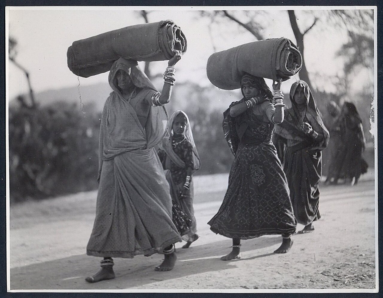 उदयपुर की महिलाएँ, 1935 — उस दशक का एक दुर्लभ चित्र जिसमें भारतीय स्त्री-जीवन की वह साधारणता दिखती है जिसे 'सामाजिक' फ़िल्में पहली बार परदे पर ले आईं