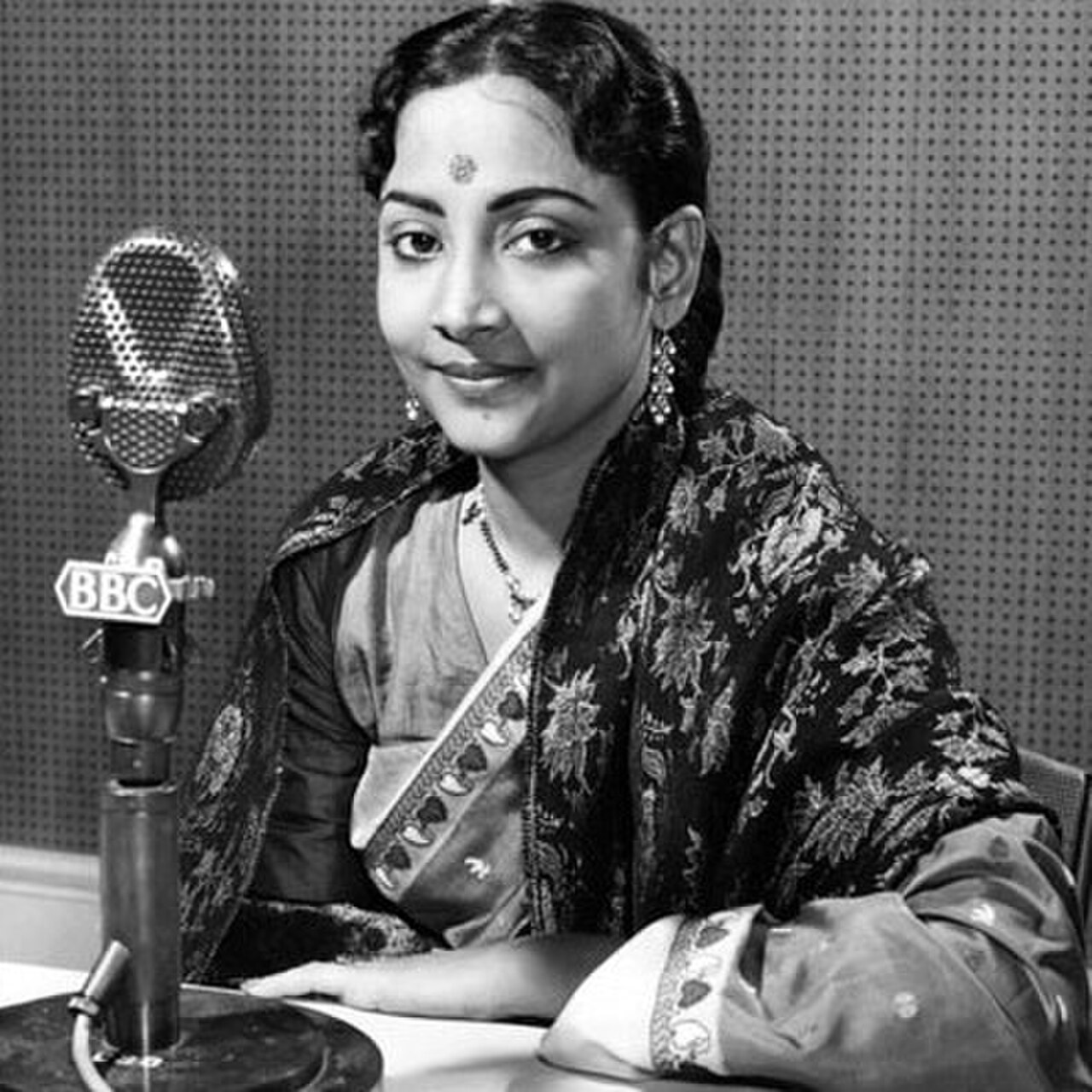 गीता दत्त — जिनकी शैम्पेन-सी झागदार आवाज़ ने 'मेरा नाम चिन चिन चू' (हावड़ा ब्रिज, 1958) में हेलन को कैबरे-रानी का ताज पहनाया — उनकी चुलबुली गायकी की सबसे चमकीली आख़िरी मिसालों में से एक