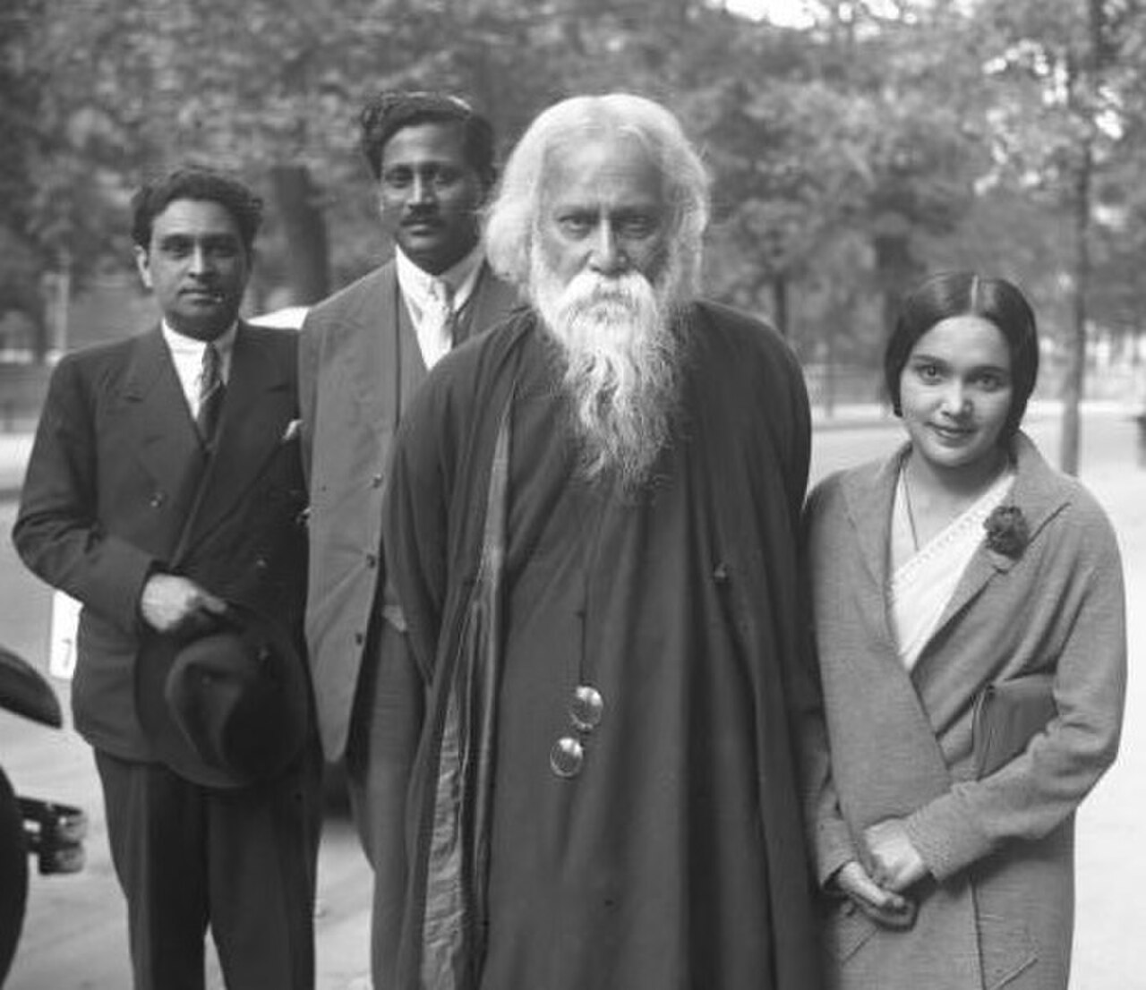 देविका रानी और हिमांशु राय — बॉम्बे टॉकीज़ के संस्थापक — रवींद्रनाथ टैगोर के साथ बर्लिन में, 1931; उनके स्टूडियो की पहली फ़िल्म 'जवानी की हवा' से चार वर्ष पूर्व