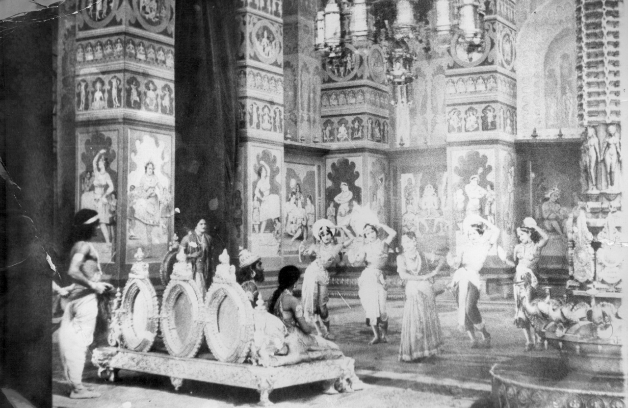 सैरंध्री (1933) का पोस्टर — वी. शांताराम निर्देशित, प्रभात फ़िल्म कंपनी की वह फ़िल्म जो भारत का पहला रंगीन सिनेमाई प्रयास था; जर्मनी की UFA प्रयोगशाला में रंग बनाया गया, पर रंग इतने चमकीले निकले कि फ़िल्म श्वेत-श्याम में ही रिलीज़ करनी पड़ी