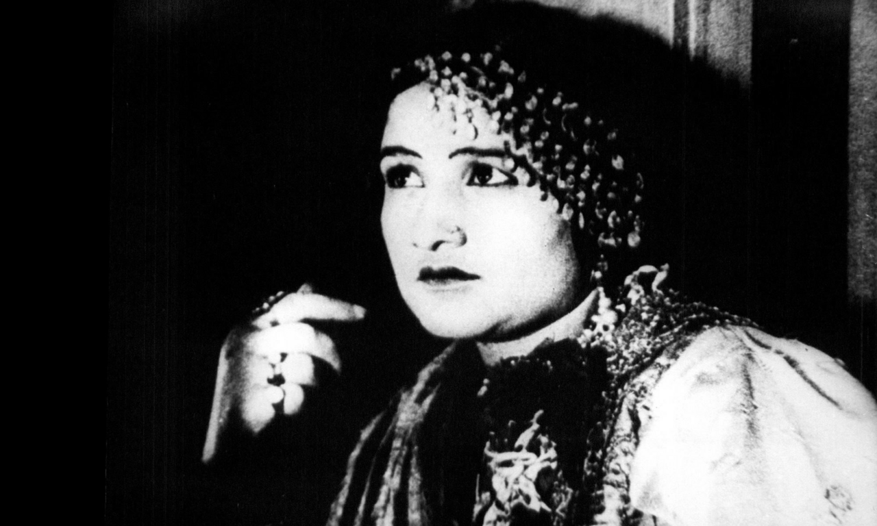 1931 की एक भारतीय बोलती फ़िल्म का दृश्य — वही नया माध्यम जिसमें मास्टर निसार और मिस कज्जन जैसे पारसी-रंगमंच के गायक-सितारों को विशाल नया दर्शक-वर्ग मिला
