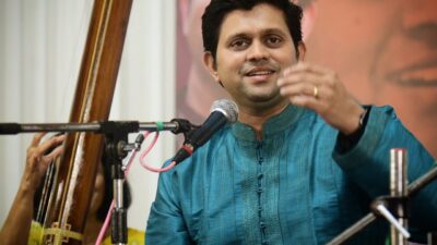 भारतीय शास्त्रीय गायक मंच पर प्रदर्शन करते हुए
