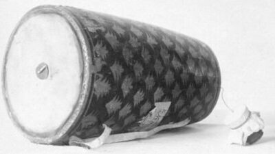 खमक / आनंदलहरी — बंगाल का परिवर्तनशील-तनाव वाला नुची हुई ढोल, लगभग 1885, संग्रहालय संग्रह