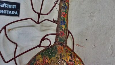 चौतारा — राजस्थान का चार-तारों वाला लोक ड्रोन-वाद्य (भारतीय लोक कला मंडल संग्रहालय, उदयपुर)