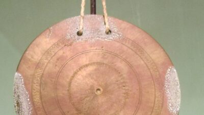 चेंगिला — केरल का काँसा गोंग वाद्य, पालक्काड ज़िला विरासत संग्रहालय में प्रदर्शित