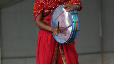 डप्पू कलाकार — हैदराबाद के पारंपरिक डप्पू वादक अपने चौखट-ढोल बजाते हुए