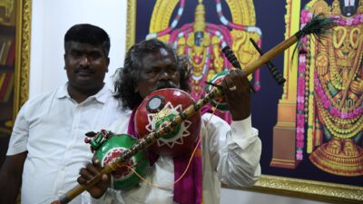 पद्मश्री किन्नेरा वादक दर्शनम मोगिलैया सीढ़ीदार किन्नेरा वाद्य के साथ मंच पर प्रस्तुति देते हुए, रवींद्र भारती हैदराबाद