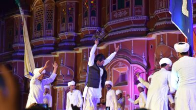 राजस्थान के ढोल-थाली लोक-नृत्य में कलाकार थाली (धातु का पटल) बजाते हुए