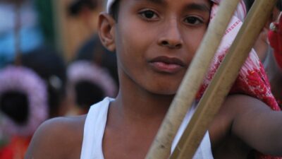बिहू में एक बिहुवा बाँस से बना टोका वाद्य बजाते हुए