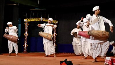 खोल का शरीर (बदन) — पूर्वी भारत का मिट्टी से बना दो-मुखी भक्ति-ढोल