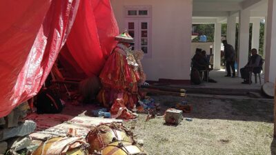 कुल्लू (हिमाचल प्रदेश) के जोगेश्वर महादेव मंदिर के देव-ढोल — पीतल/धातु के विशाल कड़ाहीनुमा ढोल, रस्सी से बँधे और लाल पवित्र वस्त्र में लिपटे, जिनमें सबसे बड़ा ढौंसा है